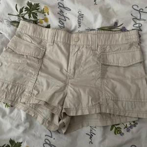 Beige cargo shorts - Snygga cargo shorts 🩷
