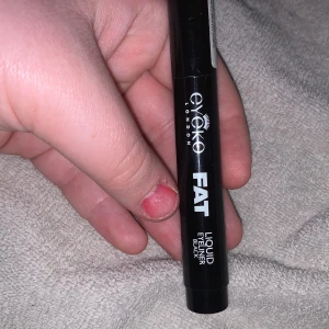 Eyeko Fat Liquid Eyeliner. Använd 1 gång  - Säljer en Eyeko Fat Liquid Eyeliner i färgen Carbon Black. Denna eyeliner har en tjock spets för dramatisk och långvarig effekt. Perfekt för att skapa djärva och intensiva linjer.