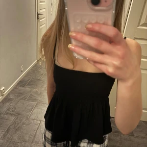 Svart topp (kjol) - Snygg svart  topp med smala axelband och en luftig passform. Perfekt för varma dagar eller som ett lager under en jacka. Enkel och stilren design som passar till många olika outfits. Funkar även som kjol.💗