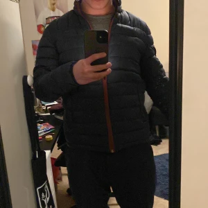 Navy Puffer | Cross Sportswear | S - ‼️Mörkblå Pufferjacka från Cross Sportswear‼️ Märke: Cross Sportswear 🏷️ Storlek: S 📏 Passform: Regular fit 📌 Skick: ⭐️9/10⭐️ Fraktar: Inom 1 dag 📦 