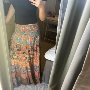 Färgglad långkjol från YYDS - Säljer en färgglad långkjol från YYDS med ett vackert blommigt mönster. Kjolen har en elastisk midja vilket gör att den passar många. Köpt på Falsterbo horseshow för 1000kr, endast använd 1 gång.🌸 priset går att diskutera