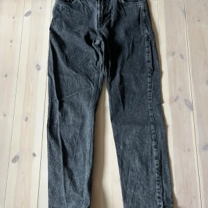 Svarta jeans från Grunt - Snygga svarta jeans från Grunt. Använda ett par gånger. Några frågor kontakta mig bara