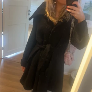 Svart kappa  - Jättefin svart kappa