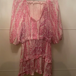 Blommig klänning - Fin rosa blommig klänning från zara. Använd bara en gång.