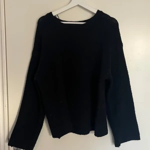 Svart stickad tröja - Super snygg! Skön i matrialet 
