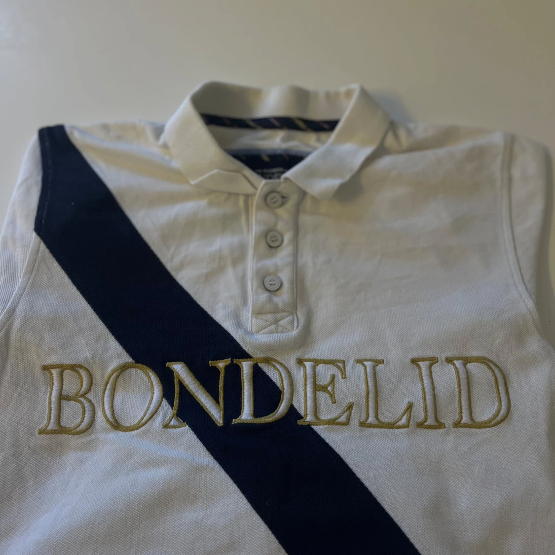 Vit pikétröja från Bondelid