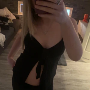 Knyttopp - Superfin knyttop från gina tricot, man kan knyta en rosett eller bara ha som på andra bilden 💓 Nästan aldrig använd !!