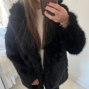 Svart pälsjacka  - En snygg och stilren svart pälsjacka i oversized format. Jackan är i nyskick. Skriv gärna för mer bilder, mått och funderingar🩷