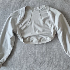 Lululemon LA Cropped Long Sleeve Shrug - Färgen white opal. Har för mig storlek är medium, har ej kvar lappen. Passar mig som har storlek S. Shrugs kommer va så fint till våren ♡ 