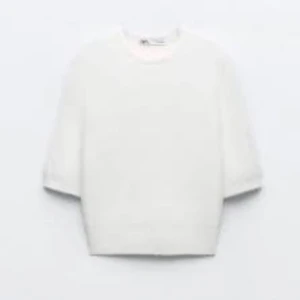 Vit tröja från Zara - Säljer en stilren vit tröja från Zara. Tröjan har en klassisk rund halsringning och trekvartsärmar. Perfekt för en minimalistisk look. Passar bra till både jeans och kjol.