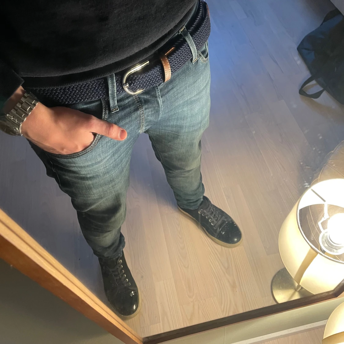 Blått flätat bälte med bruna detaljer