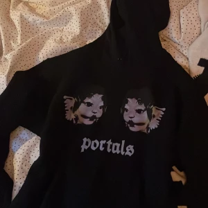 Svart portals hoodie  - Säljer pga jag inte lyssnar på henne nå mer. Typ aldrig använt så den är i perfekt skick. Tror inte hon säljer den länge 😵‍💫😵‍💫