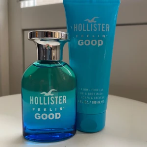 Hollister Feelin' Good Parfym och Body Wash - Fräsch och energigivande doft från Hollister med Feelin' Good parfym och matchande body wash. Parfymen kommer i en stilren blå flaska med silverfärgad kork. Helt oanvänd