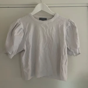 Vit tröja med puffärmar från primark  - Säljer en stilren vit tröja från primark med puffiga kortärmar. Tröjan har en rund halsringning och är perfekt för en chic och avslappnad look. Passar bra till både jeans och kjol. Perfekt för vår och sommar!