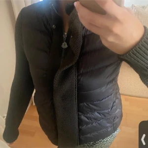 Moncler cardigan  - Hej kollar intresset på min Moncler cardigan som är grön å köptes för 13,000kr från vestier där nedkommer äktabevis. Relativt ny. Inga defekter. 💚
