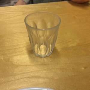 Transparent glas från Duralex - Säljer ett stilrent och hållbart glas från Duralex. Glaset är transparent med en klassisk design och passar perfekt för både vardag och fest. Tillverkat i tåligt glas som tål både varma och kalla drycker.