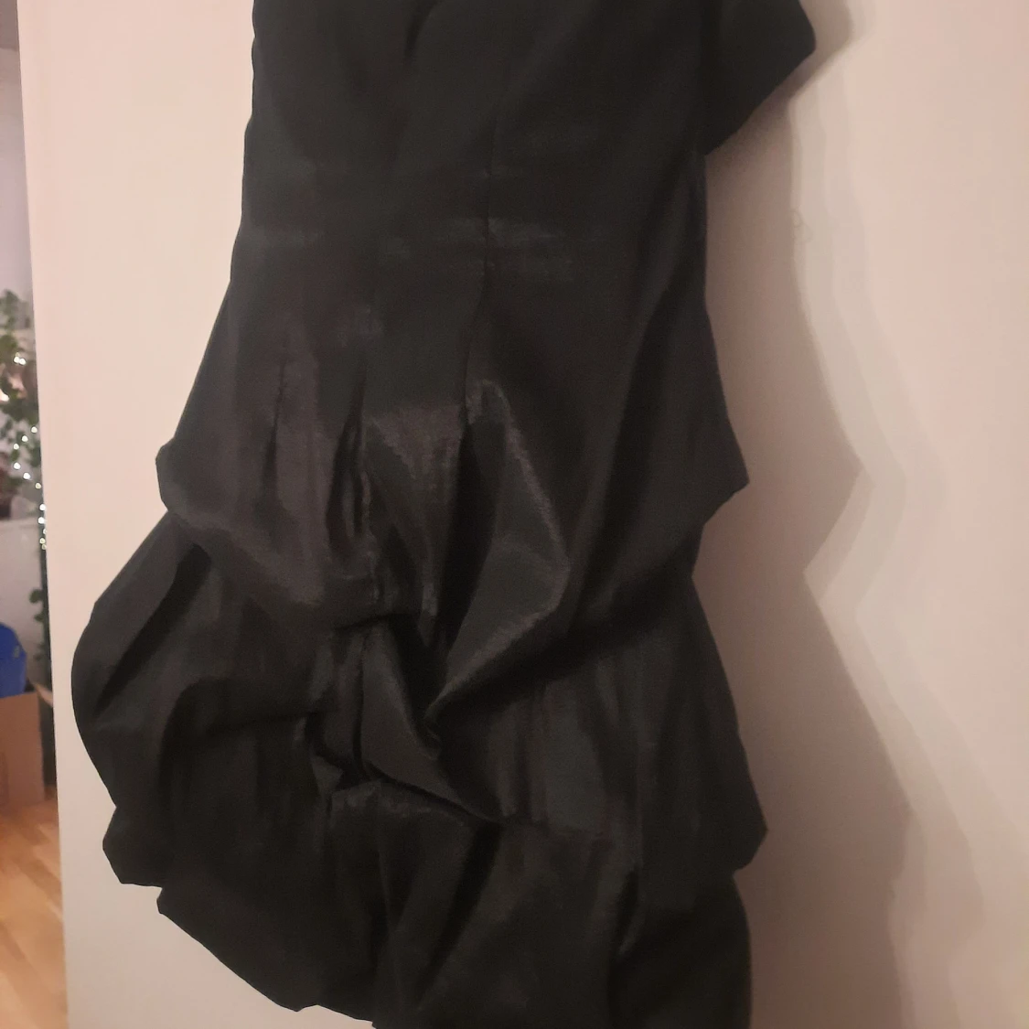 Svart axelbandslös klänning