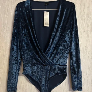 Marinblå body i sammet - Stor garderobrensning♻️Se gärna mina andra annonser. Pris går att diskutera vid flerköp🌸Nypris 249kr prislapp kvar