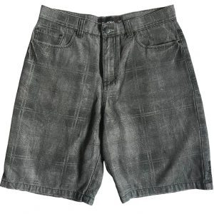 Grå shorts från Billabong - Snygga grå shorts från Billabong med ett diskret rutmönster. De har en klassisk femficksdesign och knappgylf. Perfekta för en avslappnad stil. Väldigt mycket coola små detaljer.