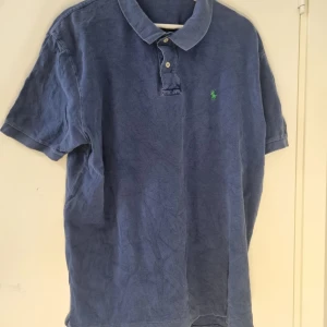 Ralph Lauren pike - Säljer en klassisk pikétröja från Ralph Lauren med korta ärmar. Perfekt för en stilren och avslappnad look.               Vi har en deal då vi säljer 1 för 300kr 2 för 500 3 för 700