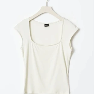 Gina t-shirt  - Säljer den här T-shirten från Gina, andvänd ungefär 3 gånger🤍nypris 179kr