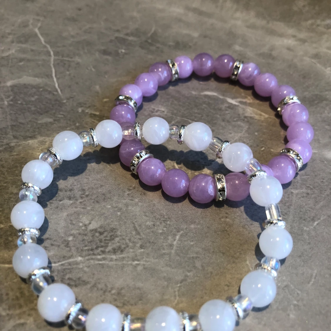 Två pärlarmband i lila och vitt - 4