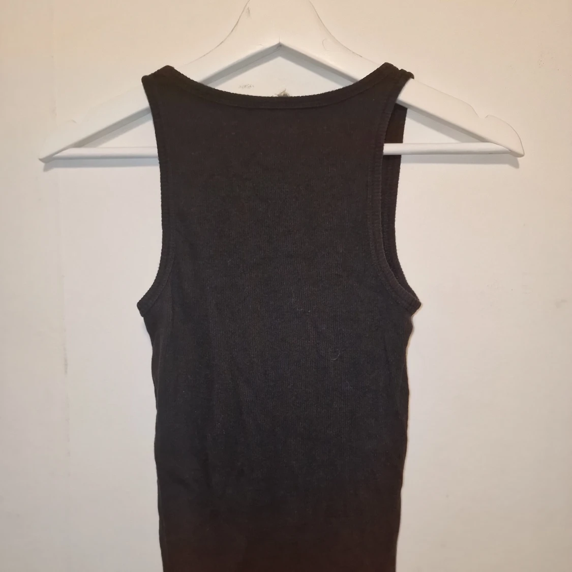 Svart ribbad linnetopp - 1