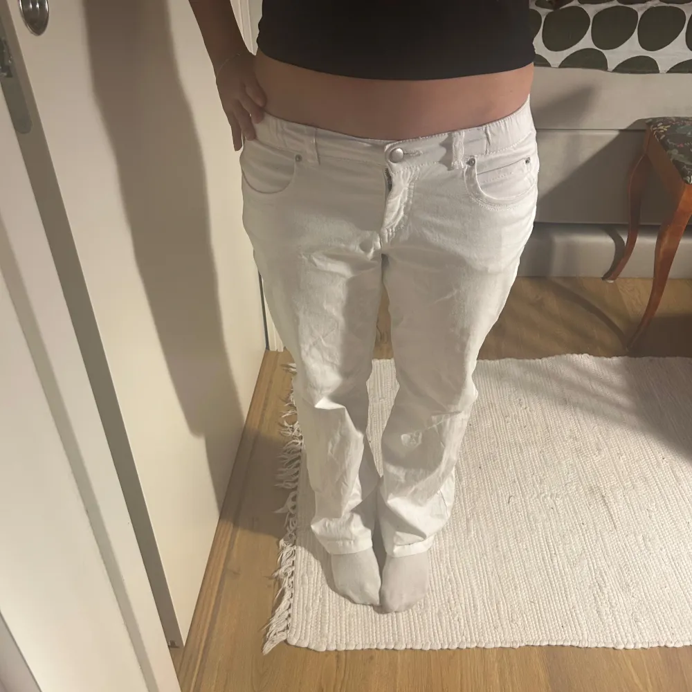 så snygga vita jeansbyxor med en straight passform, brukar ha dom som lowwaist. Luftigt och stretchigt material, supersköna!💕 Använd 2 gånger och i jättebra skick. Farkut & Housut.