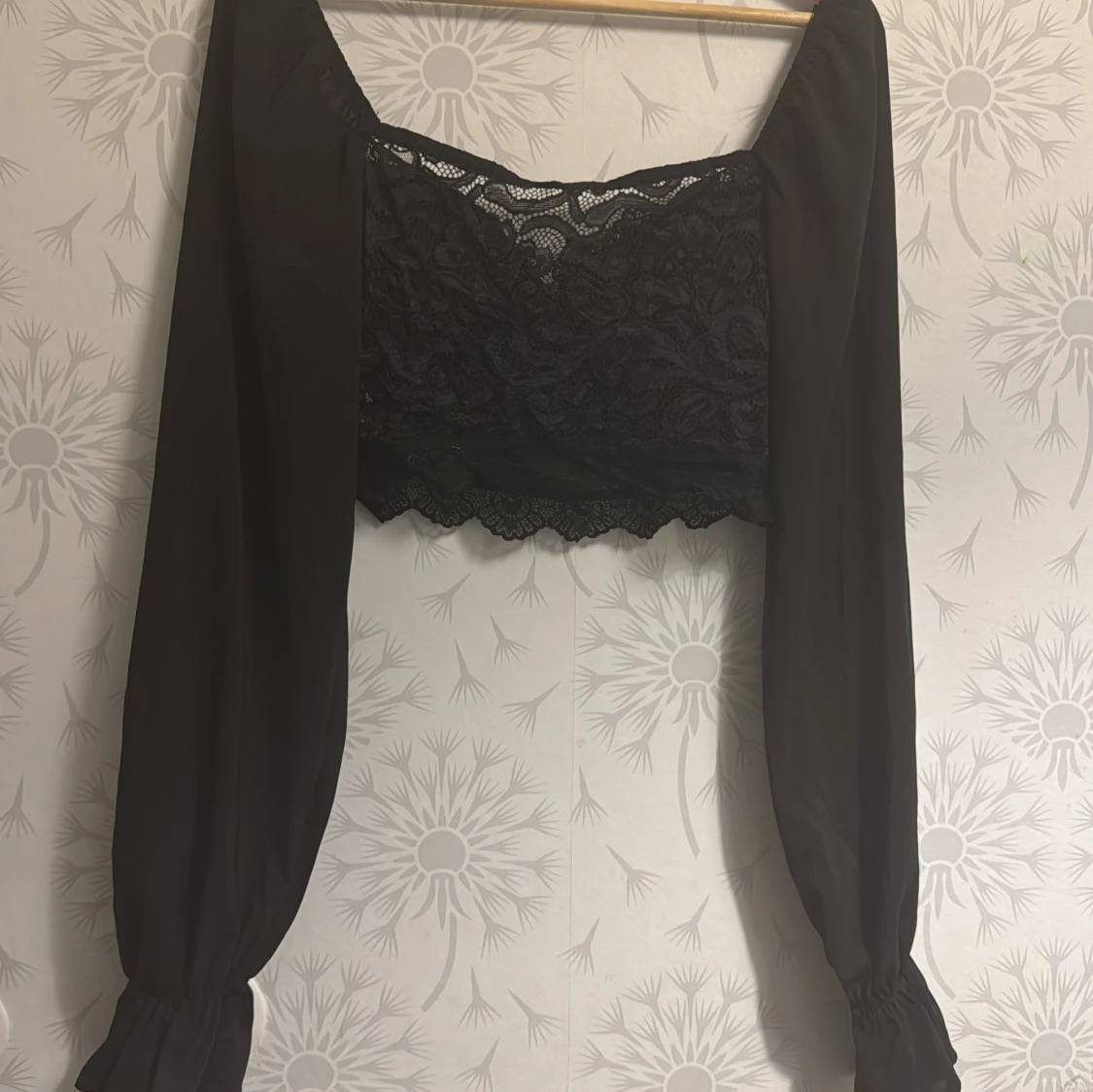 Svart spetsblus med långa ärmar - 2
