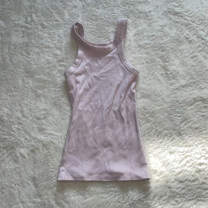 Ljusrosa linnetopp - Säljer en stilren ljusrosa linnetopp. Perfekt för varma sommardagar med sin enkla och eleganta design. Toppen är i ett mjukt och bekvämt material.