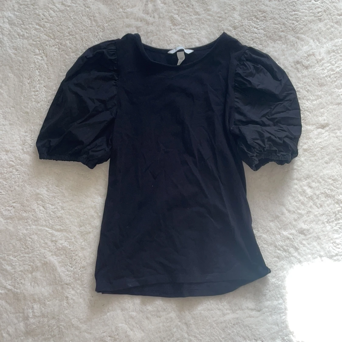 Svart topp med puffärmar från H&M - 1