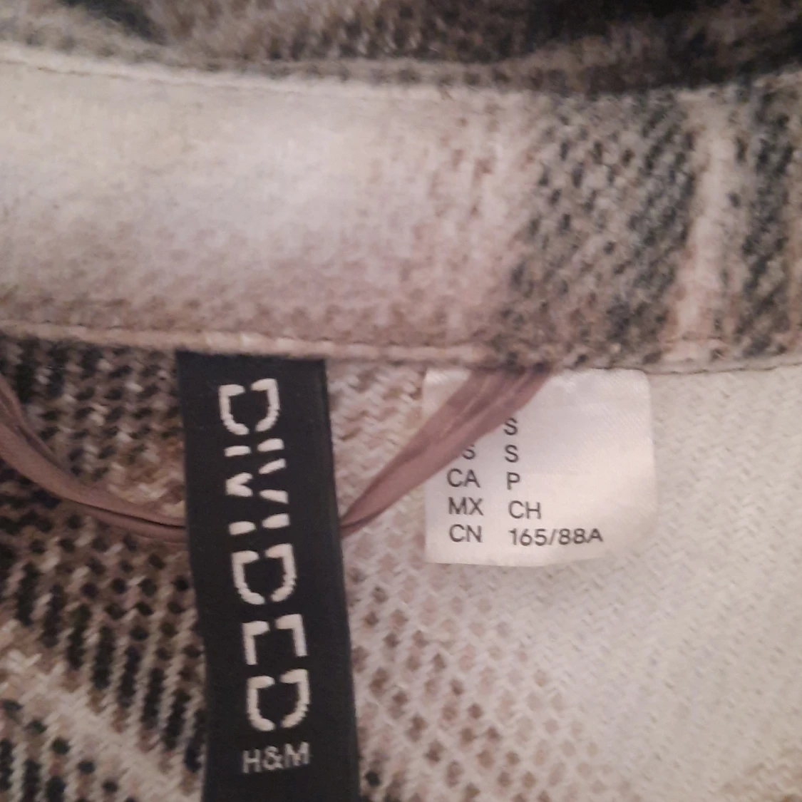 Rutig overshirt i beige och svart - 4