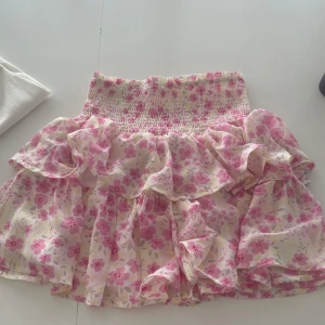 Gullig sommar kjol - Söt volangkjol ifrån Only(jätte snygg som topp också). Perkfekt till sommaren😍 Aldrig använd skriv för fler bilder eller mått!!💕Pris kan diskuteras