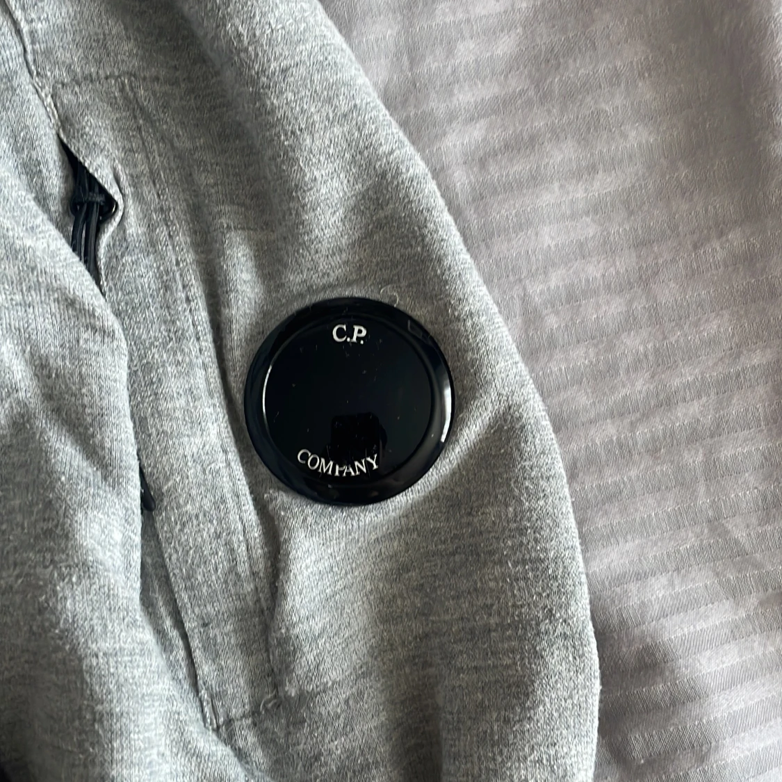 Grå sweatshirt från C.P. Company - 1