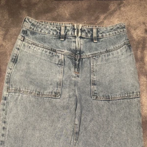 Blå jeans med fransar - Snygga blå jeans med hög midja och raka ben. Med dragkedja istället för knappar. Den är köpt second hand i USA, men är knappt använd 💕
