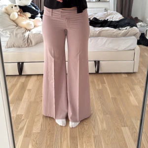 Lågmidjade kostymbyxoe - Rosa kostymbyxor från Orsay💕jag är 177cm. Midja: 39 innerben: 83