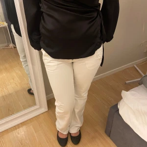 Vita lågmidjade jeans  - Säljer dessa sjukt snygga vita låg midjade jeansen då de tyvärr inte passar längre. INGA DEFEKTER ELLER FLÄCKAR!! Väldigt lågmidjade - midjehöjden 20cm, midjemåttet 36-37cm🥰🥰