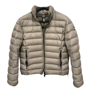 Colmar Dunjacka Beige - Colmar Dunjacka i strl S, men passar S/M. Mycket sparsamt använd, köptes i vintras 2023. Nypris ca 4800kr