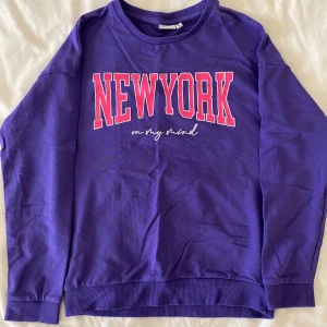 sweatshirt  - Använt endast nångång, nästan ny. Den är strl 152 men kan även passa som xxs.   Meddela mig vid frågor eller om ni vill få mer bilder :)