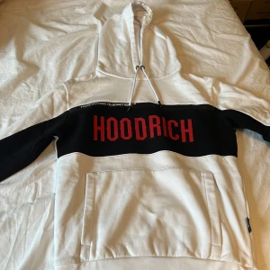 Vitt och röd hoodrich tröja  - Vitt och röd hoodrich tröja har använt typ nån gång🥰 inga fläckar och sånt 