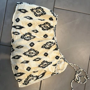 Zara topp - Säljer denna populära toppen från zara, den har gått sönder lite som ni ser på andra bilden men det går säkert att fixa💕💕