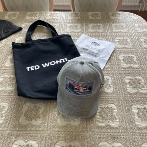 Limiterad Ted Wonti keps - Limiterad Soleplus/Ted Wonti keps, skick 9/10 använd 1-2 gånger. Pm vid frågor, pris ej hugget i sten!