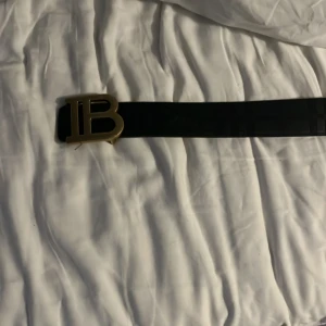 Burburry bälte  - Detta är ett riktigt fett bälte från burburry, det är perfekt för dig med märkeskläder! Det är lågt pris pågrund av skavankerna (kolla sista bilden). Skriv för mer info.