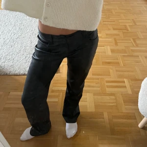 Skinnbyxor😍😍 - Säljer dessa jättesnygga skinnbyxorna pågrund av att de aldrig kommer till användning längre❣️❣️ de har några få defekter längst ner där bak på byxorna då de har varit för långa för mig😽