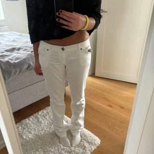 Lågmidjade jeans från only  - Sååå fina lågmidjade jeans från only, säljer då de är lite stora! De är i storlek 40 men skulle säga att de passar en 38a då de är små i storleken💕💕