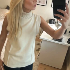 Tröja  - Säljer denna stickade tröjan från zara för den passar inte direkt på mig! Köpt på Plick av en tjej och den är nästan helt ny💕