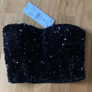 Korsettopp - Helt oanvänd korsettopp med paljetter💗 prislapp kvar! Köpte för 359kr