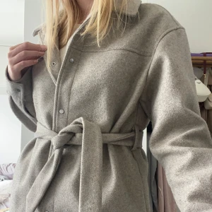 Grå kappa - Jätte fin grå kappa från vero moda som är perfekt för hösten ❤️ den är i storlek S! 