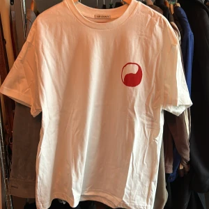 Our Legacy T-Shirt - Hej säljer min Our Legacy T-Shirt. Den är knappt använd i bra skick. Den är i storlek 48/M. Vid frågor eller funderingar är det bara att skriva!