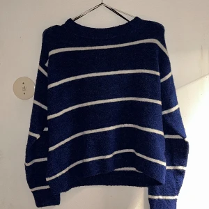 Stickad tröja - Randig stickad tröja från H&M. Använd men i fint skick. 